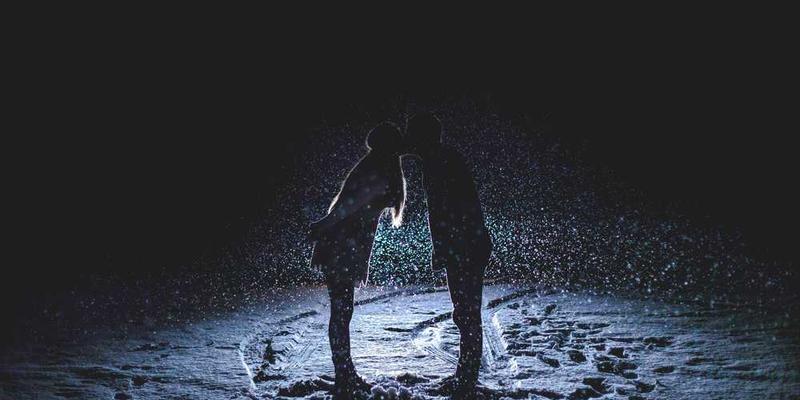 说明:一位用户正在通过智能手机浏览经过AI过滤后的新闻,表情放松愉悦,背景是温馨的家居环境,寓意生活在信息茧房中的幸福生活。