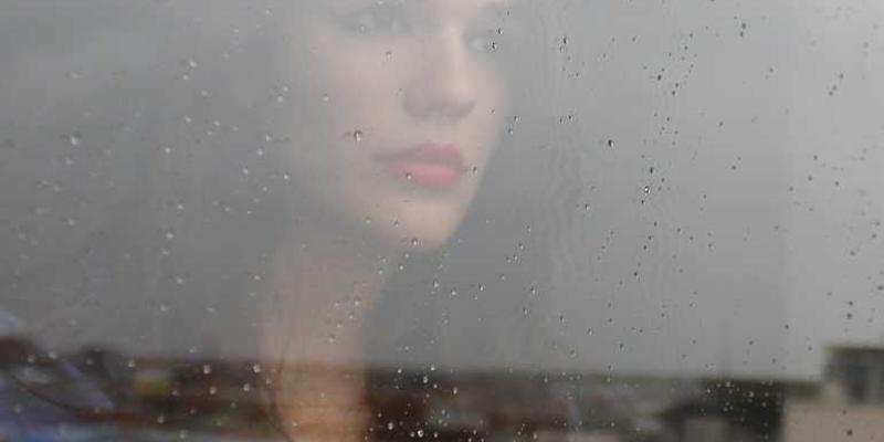 分析会议中笔记本电脑屏幕角度所传递的参与度与隐私需求信号