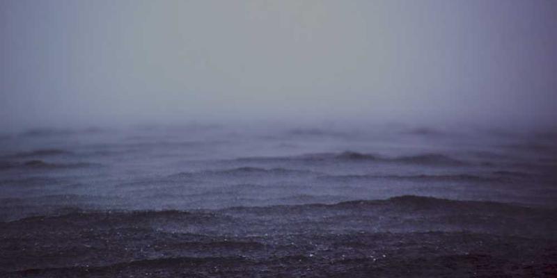 一个小巧的盒子，里面静静放着透明的盐结晶，旁边是一副显微镜和一本日记本，背景是一个温馨的小房间，光线柔和，给人以温暖和安慰的感觉