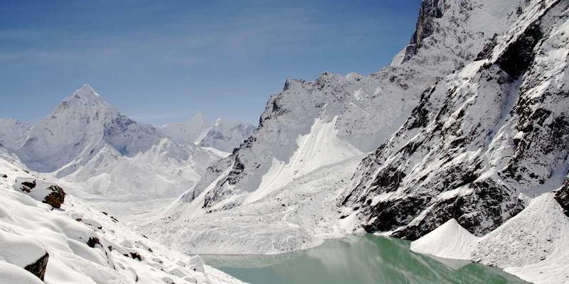 说明：一张展示各种不同领域失败项目的图片，包括火箭、桥梁、发明等，背景为历史档案袋和放大镜。图片中配有文字：“‘差一点就成功’项目档案库，记录历史遗憾，启迪未来创新。”