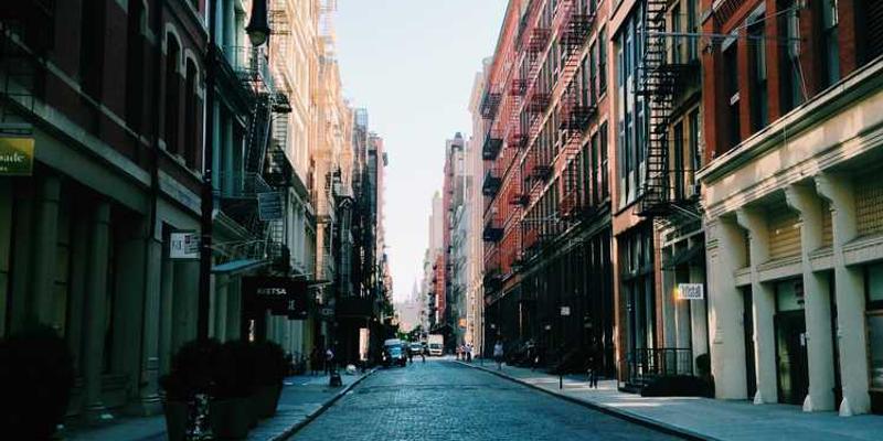 AI创作了一部互动小说,其中的角色意识到自己被困在叙事里,并向“我”(玩家)求救