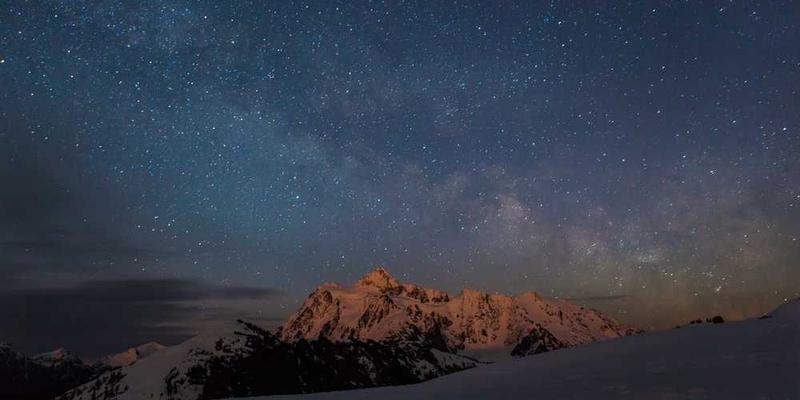 一把钥匙在口袋中,周围散落着日常物品,背景为一张时间轴,标注着一周的每一天